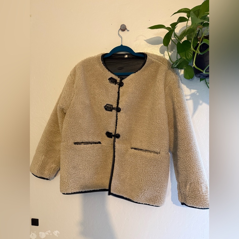 Elegant Cream Teddy Jacket with Black Accents unbranded large ?